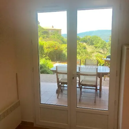 Une Chambre Avec Jardin Dans Avec Piscine *