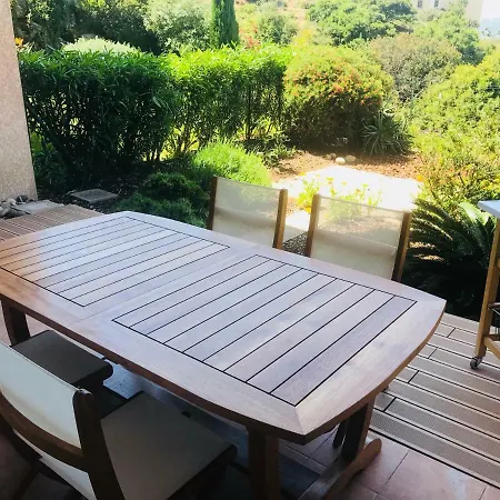 Une Chambre Avec Jardin Dans Avec Piscine Apartment