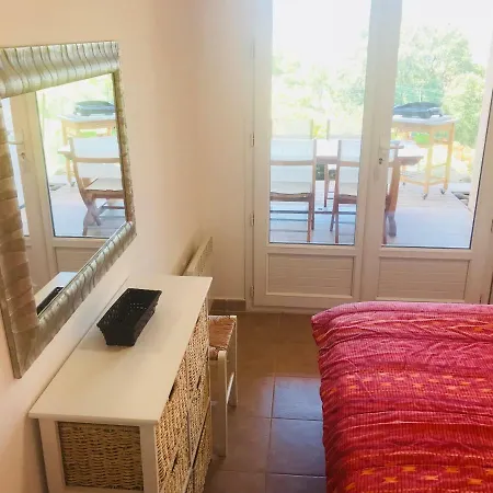 Une Chambre Avec Jardin Dans Avec Piscine Apartment